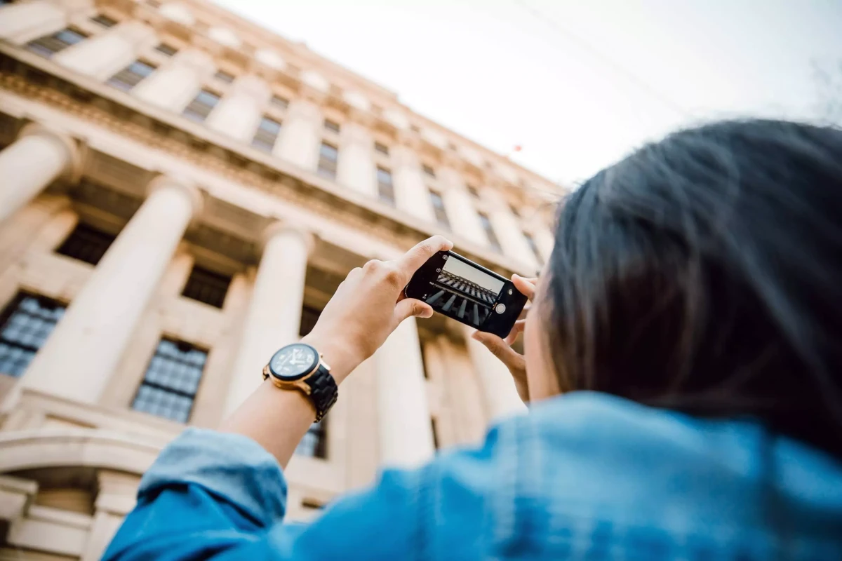 Tourist beim Fotografieren eines Gebäudes